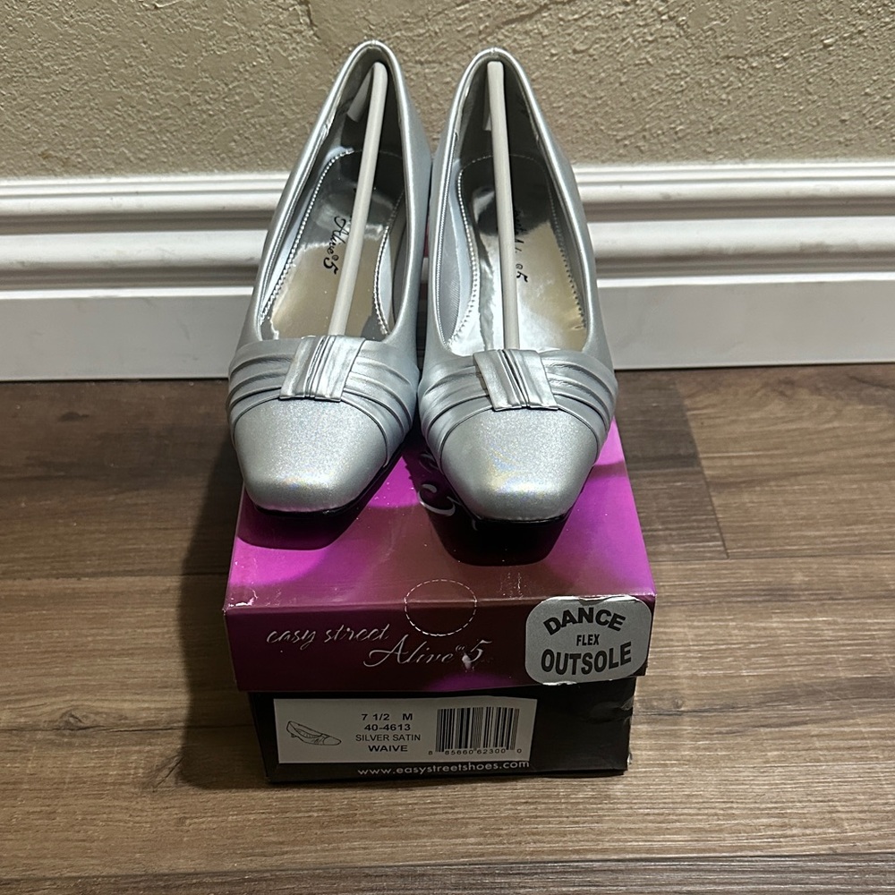 Easy Street Women's Silver Flex Heels